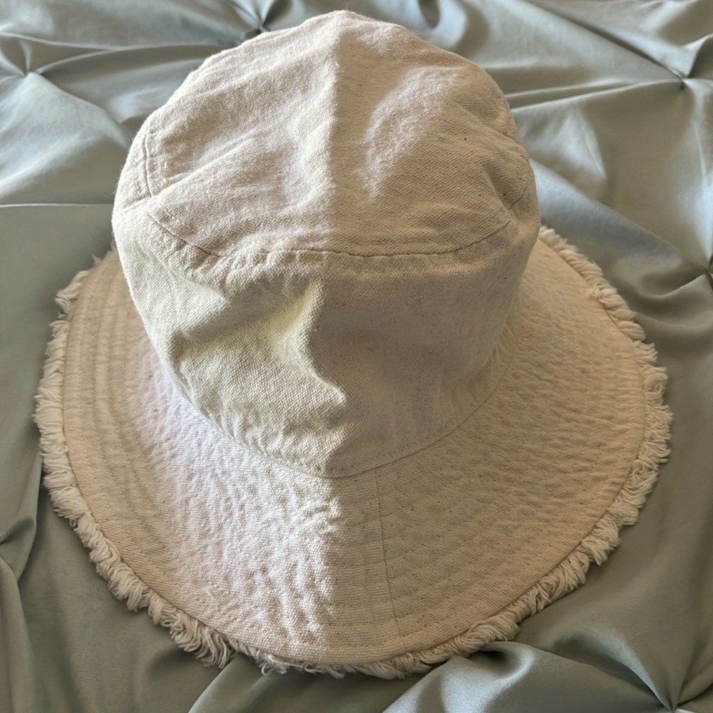 Cream bucket hat